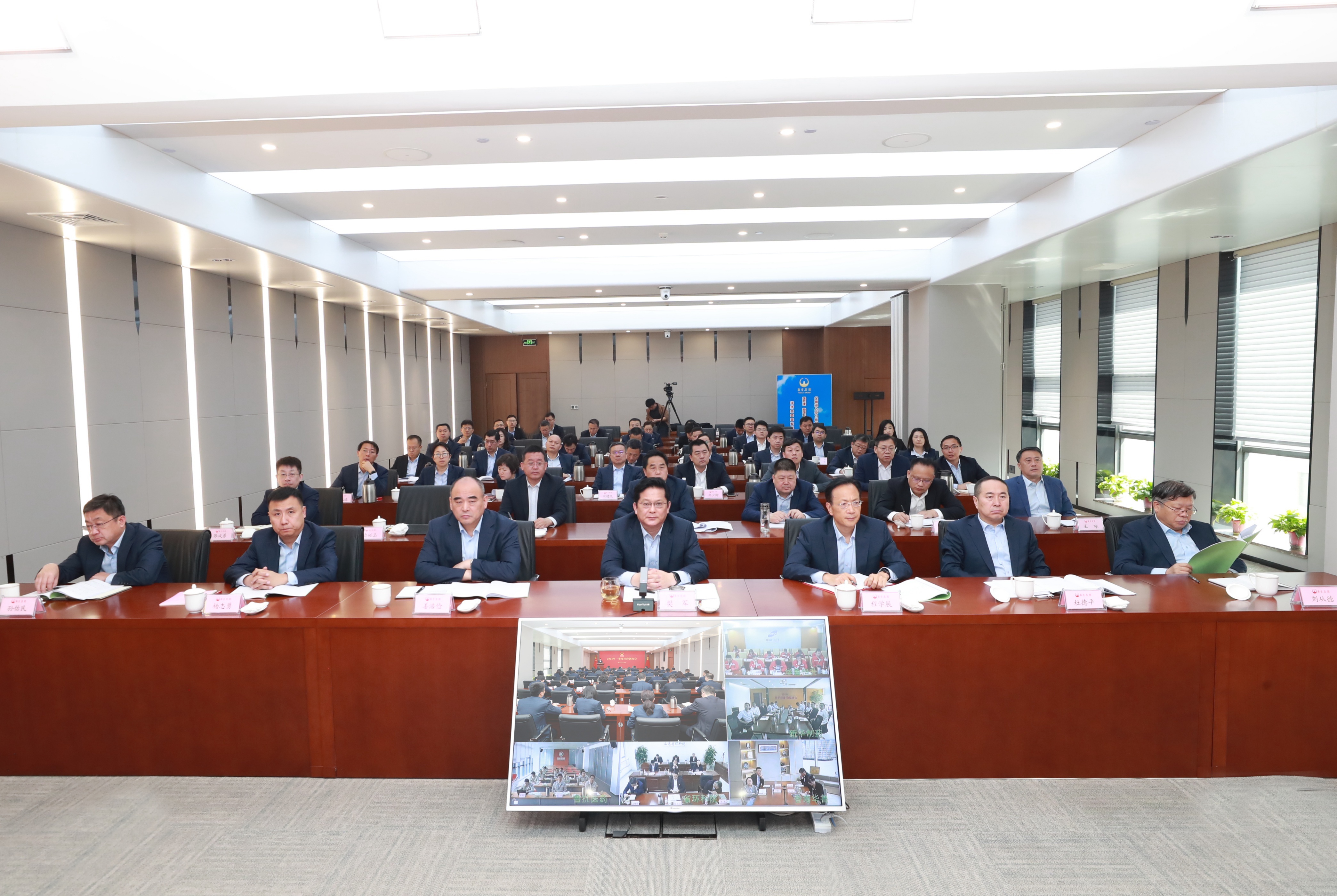 奮戰二季度 確?！半p過半”“雙增長” ——華魯集團召開2024年一季度經營調度會-2.jpg