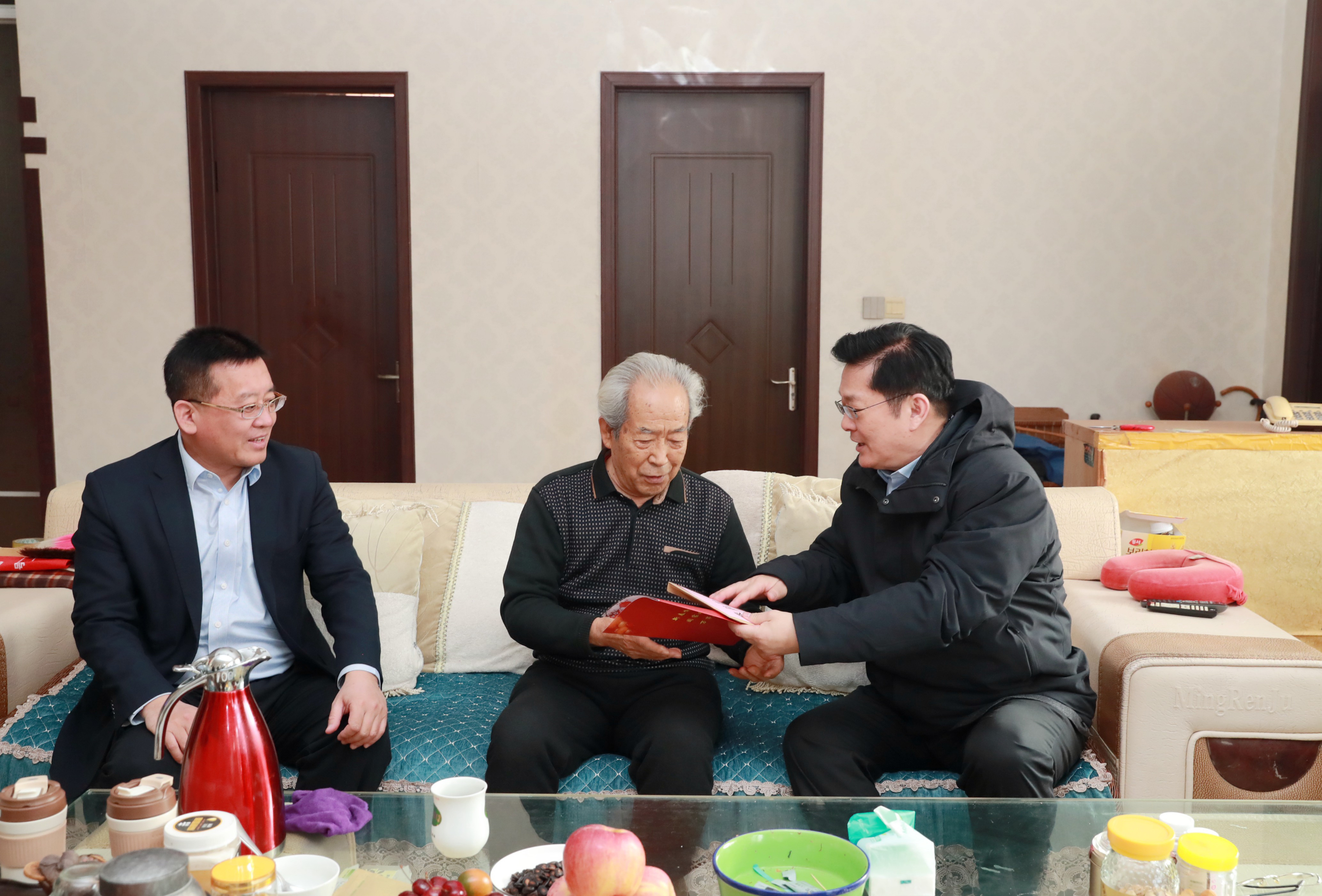 慰問(wèn)老干部2.jpg