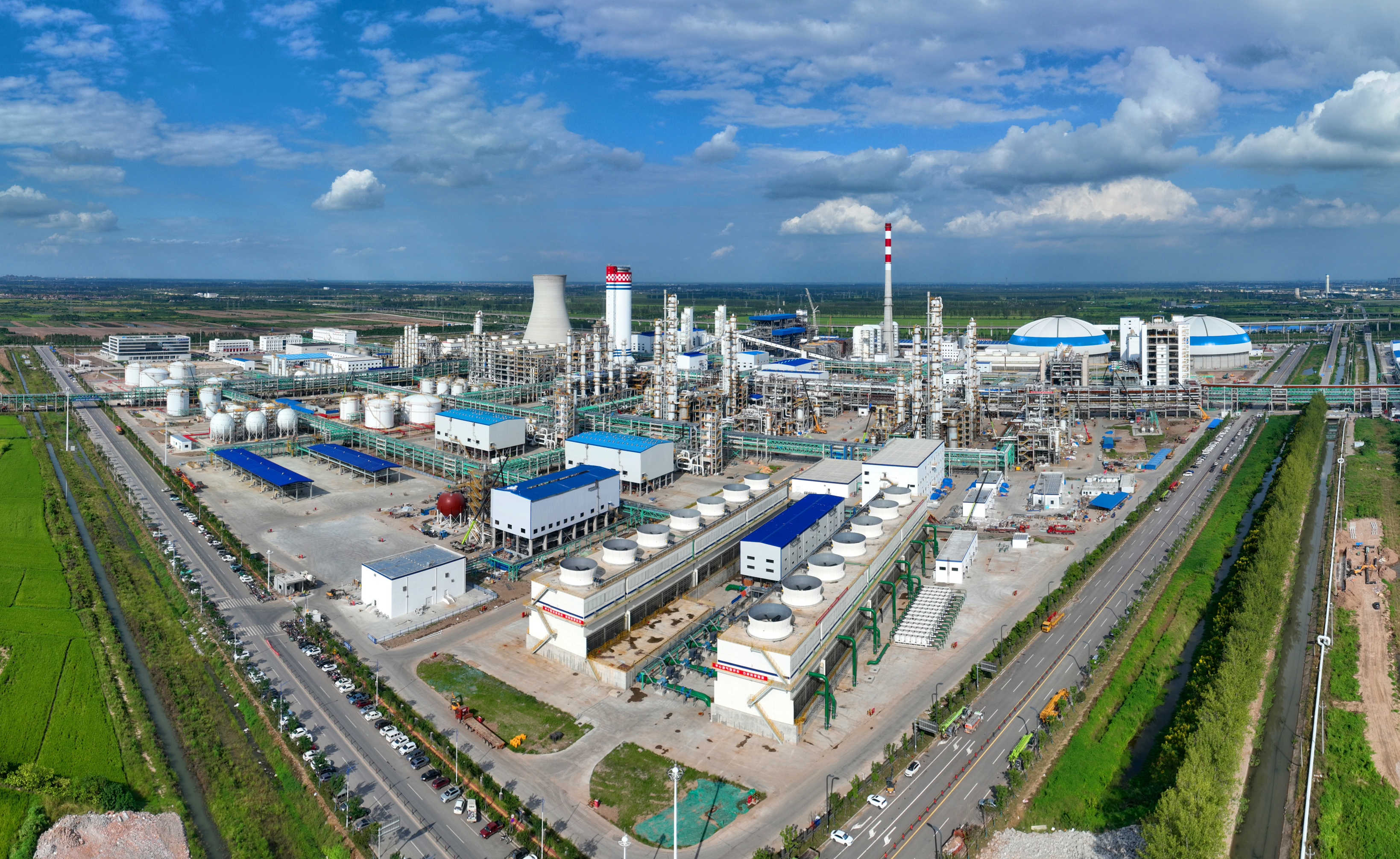 華魯集團(tuán)化工板塊向著高端化、綠色化、智能化發(fā)展.jpg